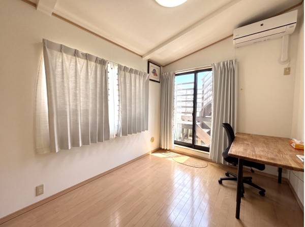 お部屋から外階段を上がると自慢のルーフバルコニーへ