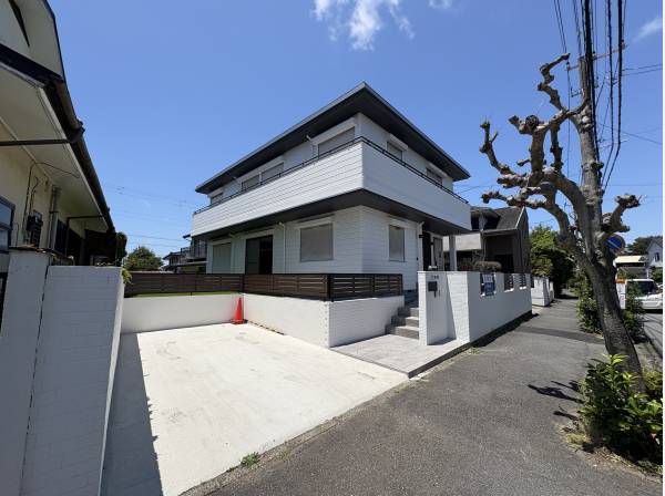 前面道路も広くお車も停めやすいです