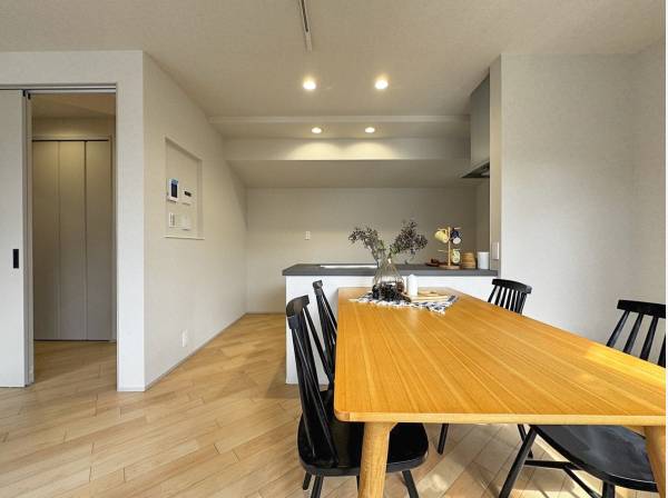 キッチン前はそのままダイニングに。