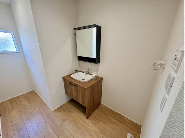 木目調がおしゃれ！毎日の身支度が楽しくなる清潔感あふれる洗面台