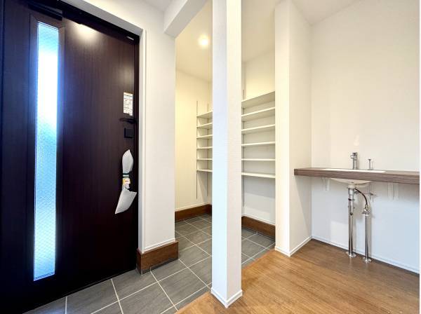 シューズクロークと手洗いを完備した玄関