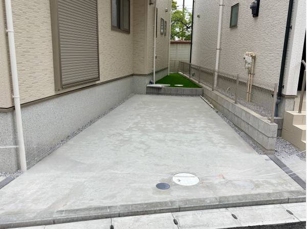 スムーズに駐車できる！ゆとりあるカースペースで毎日の外出も快適