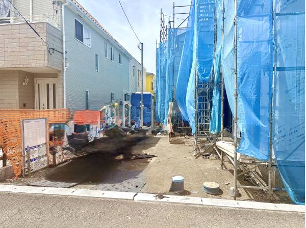 並列2台の駐車場　前面道路も広く駐車も安心です