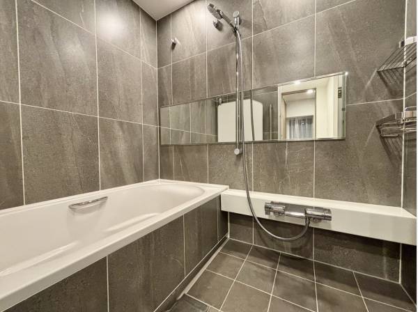 おしゃれな色合いなバスルーム