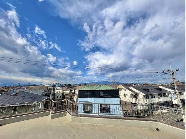 屋上からの眺望です。綺麗な山の稜線が見えます。