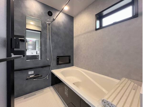 シックな色合いで仕上げられたバスルーム