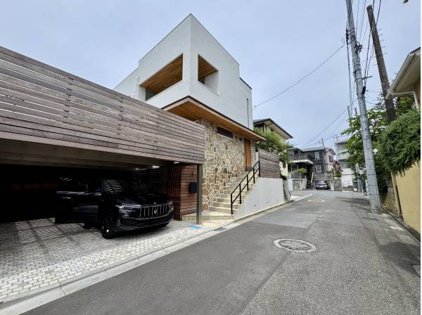 ビルトインガレージで雨の時でも安心です！カースペース2台付