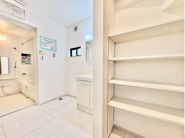 洗面所の収納もタップリと。