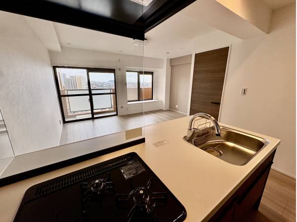 キッチンからも江の島が見えますよ！夜の灯台も楽しみです！