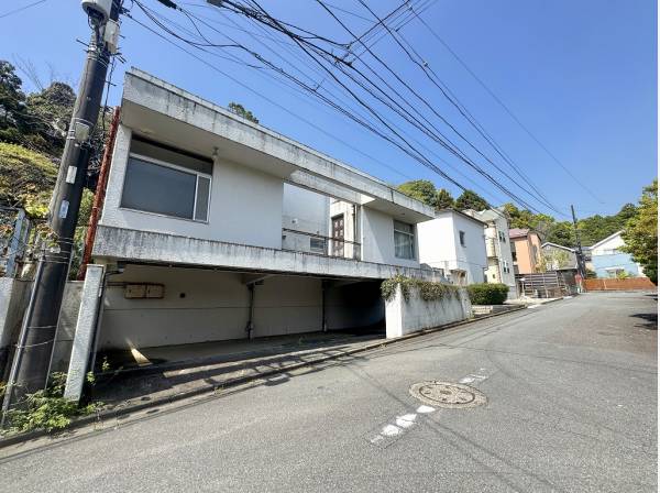 幅員約6mのゆとりある接道は車通りが少なく静かな印象です