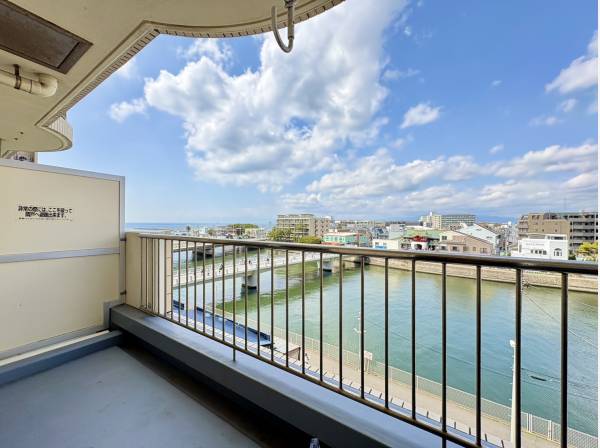 海を見ながらティータイムも楽しそうです