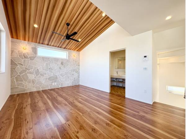 石張りのアクセントがお洒落なLDKは約20.8帖