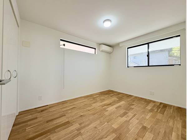 白を基調としたシンプルな洋室