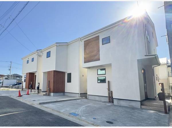 ウッドのアクセントと海街らしい波仕上げの塗り壁が素敵な外観