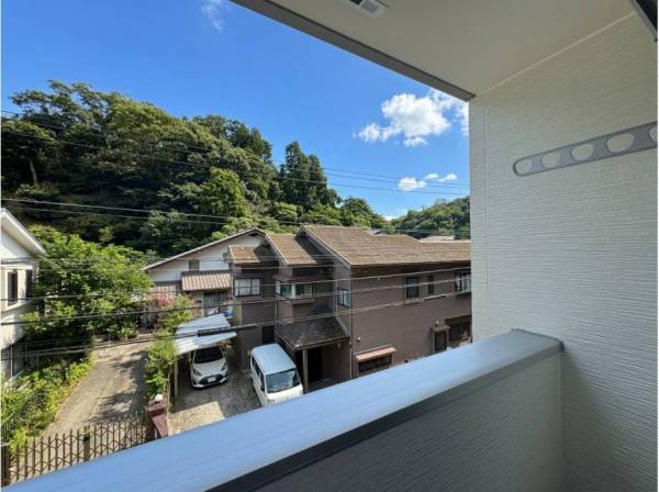 バルコニーからの緑豊かな眺望