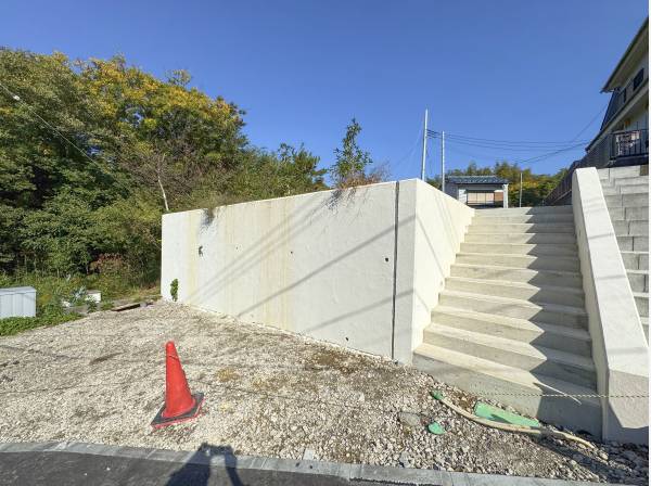 新たに頑強な擁壁が組まれました。高低差がある敷地です。