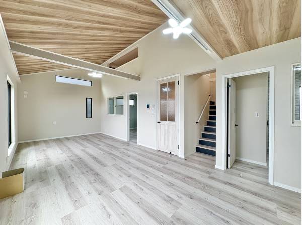 陽光が心地よく差し込む快適なリビングです