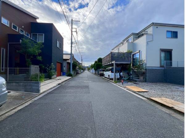 面している通りは約6m、車もゆったり通ることができます