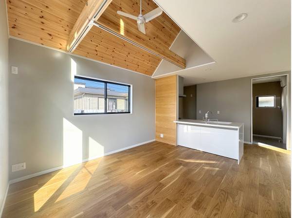 板張りの勾配天井がおしゃれなデザイナーズハウス