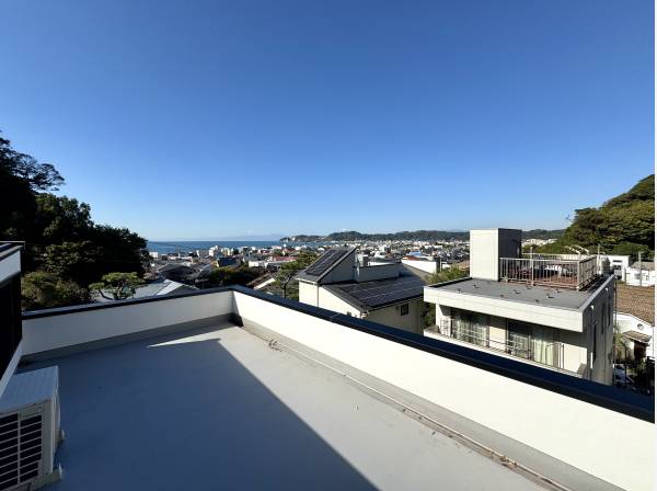 鎌倉の空と海を感じるルーフバルコニー