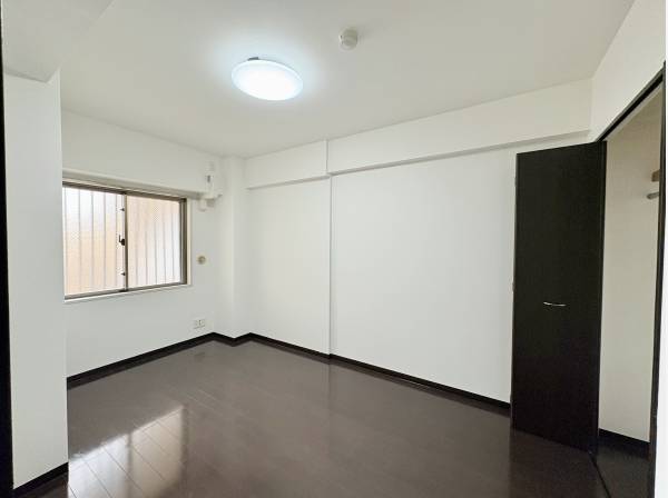 落ち着きのある６帖の洋室