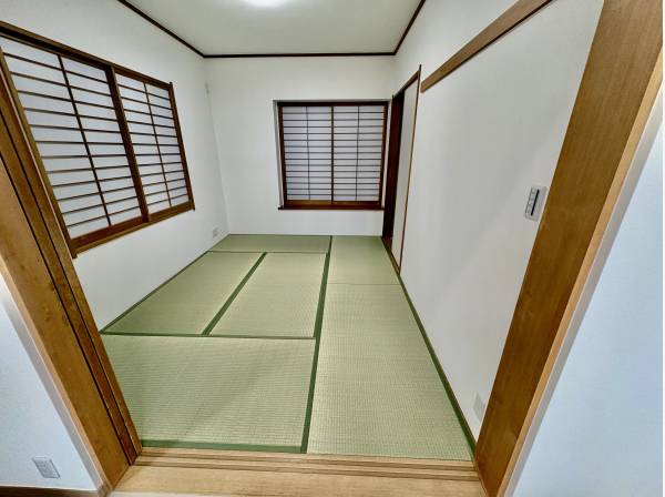 リビングの隣には畳の部屋があり、飲んだらすぐに眠れます(笑)