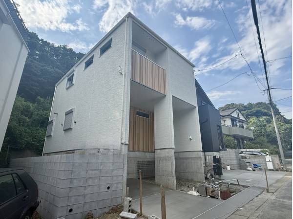 鎌倉感のある古風な佇まいとエレガントなモダンさを兼ね備えた外観