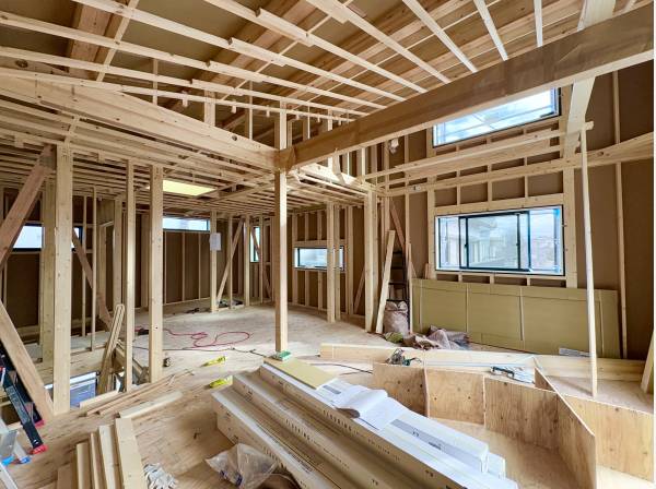 勾配天井を用いた21帖越えの広々としたLDK