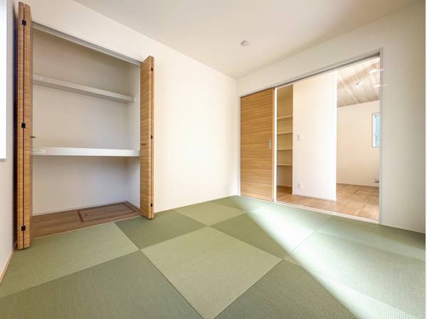 市松模様に敷かれた畳が空間にリズムを添える和モダンな一室