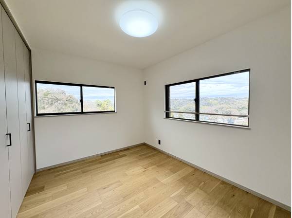 ２階洋室窓から自然の眺めることができリラックスできる空間です