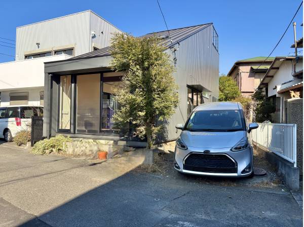 開放感のある南道路で。、採光や通風が充分確保された心地良い住空間が望めます。