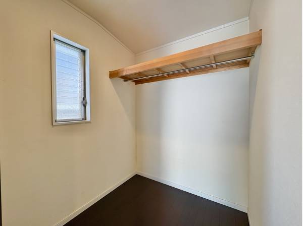 ウォークインクローゼットにはたくさんの洋服を収納できます。