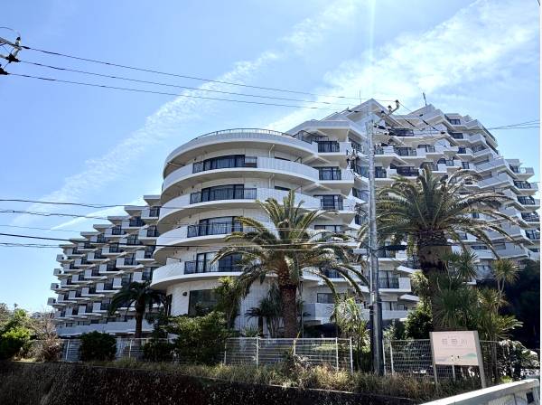 リゾート感漂うマンション外観