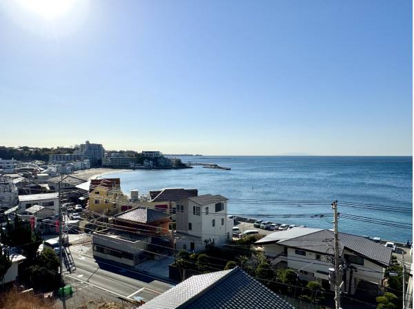 屋根越しにひらける海。この距離感がちょうどいい。