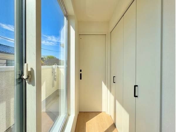 バルコニーの近くには、機能的なクローゼットを配置