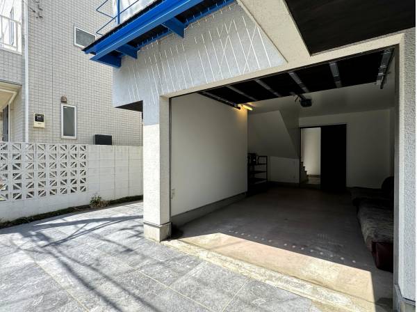 愛車とギアを収める、余白あるガレージ空間。