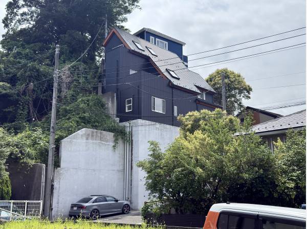 高台に佇むスタイリッシュな外観！カースペースも完備しています
