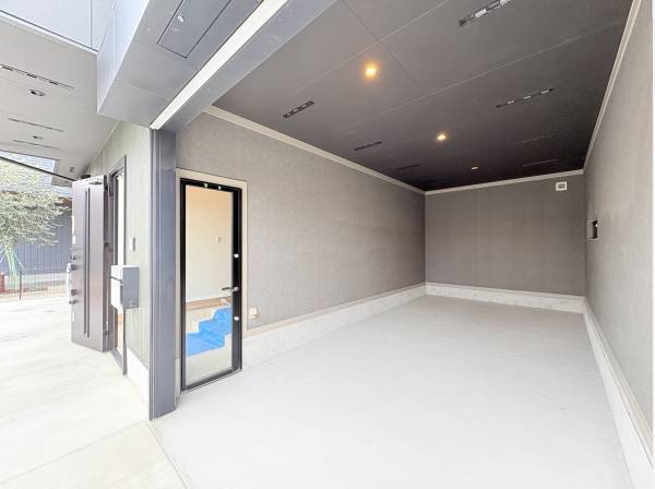 電動シャッター付きガレージ