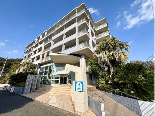 建物のラインが美しく伸び眺めるたびに安心感が広がる外観