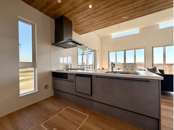 リビングと緩やかにつながる配置で家族の気配を感じながら過ごせます