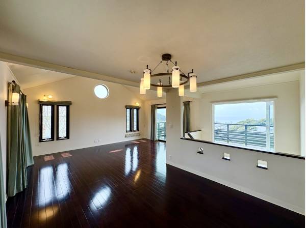 大きな窓からは海を眺望できます！