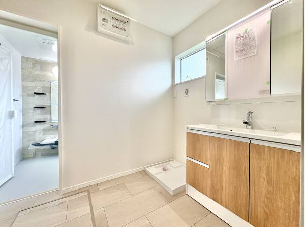 パウダールームもゆとりの広さ