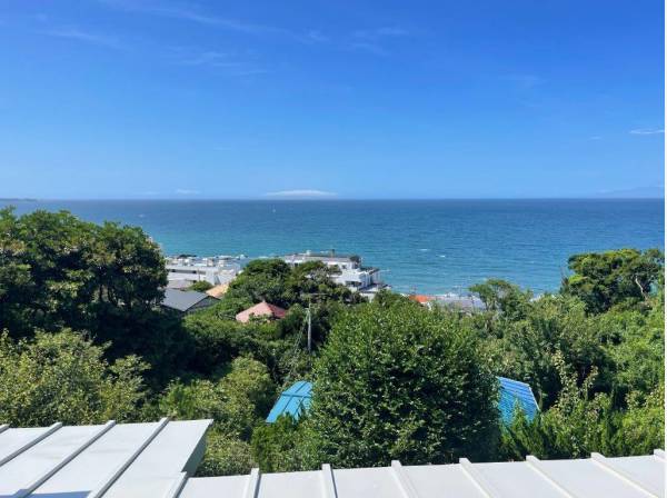 海と空の青 木々の緑のコントラストが素敵