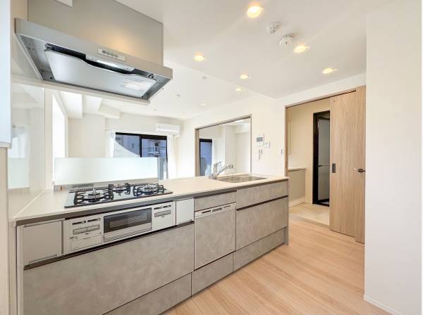 明るさを活かしたオープンキッチンは食洗機付き