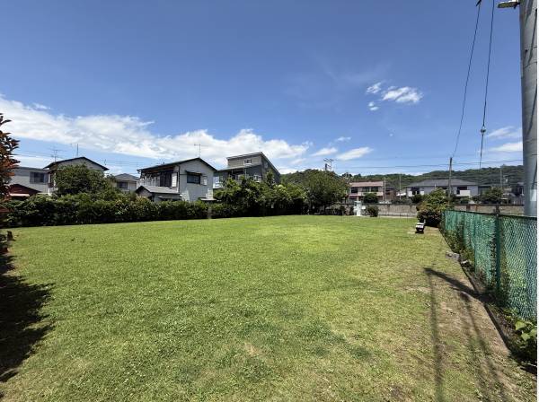 となりは公園です