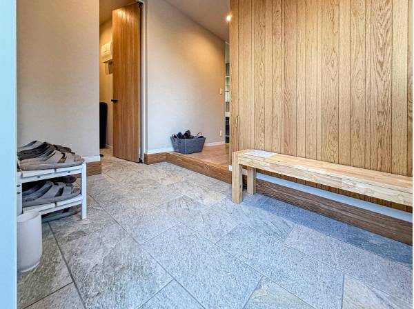 広い玄関スペースには、大型ＳＩＣもあり、レジャー用品を沢山収納できます