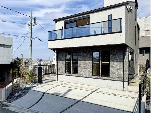 建物外観。道幅も広く、お車は楽に並列２台分駐車可能です