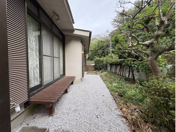 庭のある暮らしを考えたくなる、緑豊かな敷地。