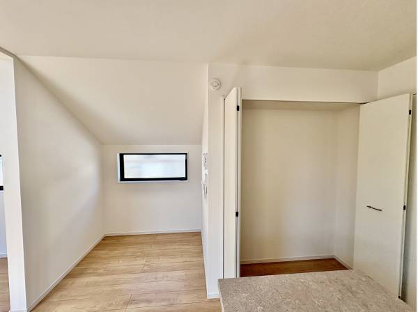 リビングの収納スペースの隣にワークスペースがあります。