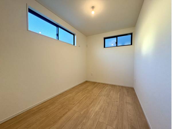 落ち着いた居室は、プライベートの時間をゆっくり過ごしやすい空間です